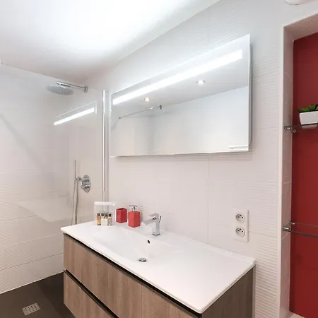 شقة Chic Avec Sauna Et Parking Au Centre De - Fr-1-343-190 *